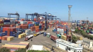 استمرار حركة الملاحة وتداول الحاويات بميناء الإسكندرية رغم سرعة الرياح نسبيا