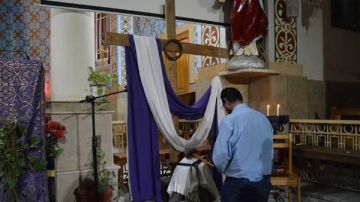 كنيسة أم المعونة بالزيتون تنظم رتبة التوبة التأملية في سر الآلام .. صور