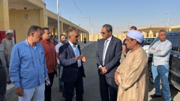 محافظ قنا يشهد بدء التشغيل التجريبي لمجمع مواقف نقادة