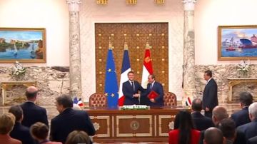 الرئيس السيسي ونظيره الفرنسي يوقعان اتفاقية لترفيع العلاقات إلى مستوى الشراكة الإستراتيجية