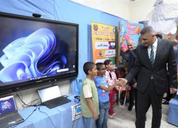 محافظ أسوان يشهد حفل ختام معرض الأنشطة الطلابية