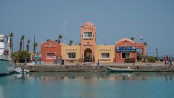 إعادة فتح ميناء الغردقة البحري صباح اليوم بعد تحسن الأحوال الجوية