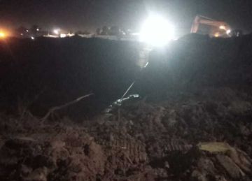 هبوط أرضى مفاجئ علي طريق توشكى في أسوان.. والمحافظ يقرر إغلاق الطريق