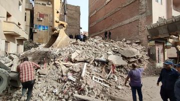 وفاة موظفة بجامعة الأزهر وأسرتها بالكامل إثر انهيار منزل بأسيوط.. صور