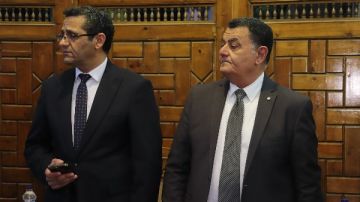 نقيب الصحفيين يتلقي عزاء شقيقته بمسجد عمر مكرم