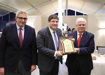 وزير التعليم العالي يكرم فريق المشاركين في تنظيم زيارة الرئيس الفرنسي لجامعة القاهرة (صور)