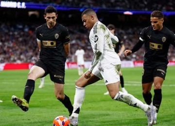 فالنسيا يخطف فوزا قاتلا من ريال مدريد في الدوري الإسباني (فيديو) فالنسيا يخطف فوزا قاتلا من ريال مدريد في الدوري الإسباني (فيديو)