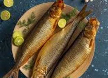 قبل شم النسيم.. تعرف على الطريقة الصحيحة لتنظيف الفسيخ والرنجة لتقليل أضرارهما