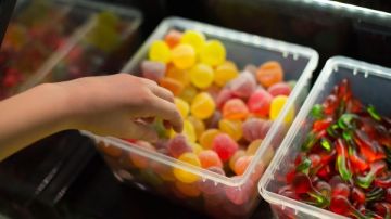 نشرة المرأة والمنوعات: لماذا نرغب في تناول الحلويات رغم الشعور بالشبع؟.. إرشادات لكبار السن لتجنب مخاطر العاصفة الترابية