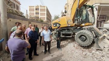 استخراج 6 جثث ومصاب.. محافظ أسيوط يتابع جهود الإنقاذ أسفل أنقاض المنزل المنهار