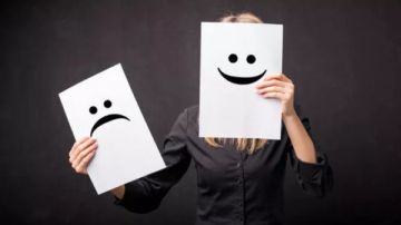 استشاري الصحة النفسية يستعرض اكتئاب المشاهير اللانمطي الاكتئاب المبتسم 