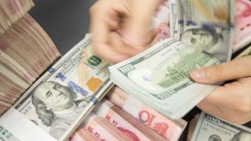 اليوان يتراجع لأدنى مستوى منذ 2007 وسط توتر تجاري متصاعد