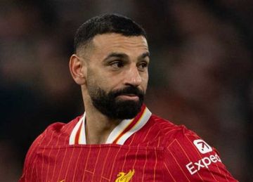 محمد صلاح يضغط على إدارة ليفربول لتجديد عقد نجم الفريق