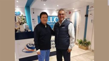 نجل محمد الحلو يطمئن متابعيه على صحة والده بعد إجرائه عملية بقدميه