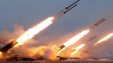 ميليشيا الحوثي تستهدف حاملة الطائرات الأمريكية هاري ترومان بعدد من الصواريخ والطائرات المسيرة ميليشيا الحوثي تستهدف حاملة الطائرات الأمريكية هاري ترومان بعدد من الصواريخ والطائرات المسيرة