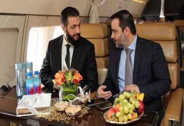 الشرع يجري زيارته الأولى إلى الإمارات برفقة وزير خارجيته الشيباني (صورة)