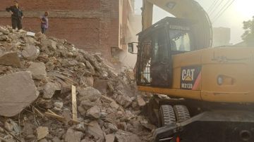 سيدتان وطفلتان.. انتشال 4 جثث من أسفل أنقاض منزل أسيوط المنهار والبحث عن آخرين