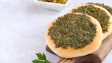 لذيذة ومختلفة.. طريقة عمل مناقيش بالزعتر على الفطور
