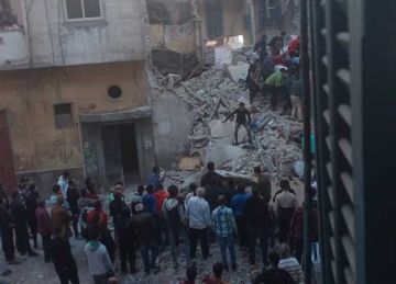 محافظ الإسكندرية ومدير الأمن يتابعان جهود الإنقاذ بعقار اللبانة المنهار.. صور