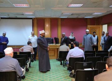 أمين البحوث الإسلامية يتفقد الاختبارات التحريرية للمتقدمين لعضوية لجنة مراجعة المصحف