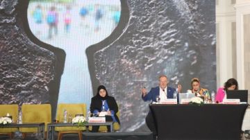 بلا مشاعر وقيم.. مسؤول يحذر من تحويل الطلاب إلى آلات بسبب التكنولوجيا