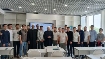 تفكيك الفكر المتطرف محاضرة بالجامعة المصرية للثقافة الإسلامية بكازاخستان