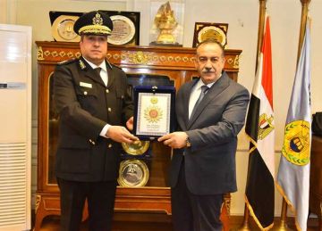 محافظ أسيوط يضع إكليل الزهور على النصب التذكاري لشهداء قرية بني عدي بمنفلوط