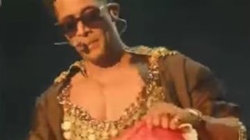 محمد رمضان في كوتشيلا يثير الغضب لارتداء بدلة رقص نسائية ورفع علم مصر
