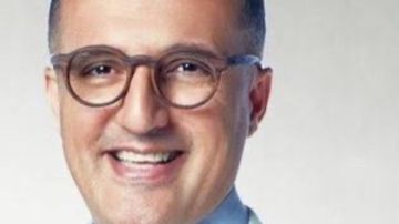 هتبوسي إيدي ورجلي علشان أتنازل.. شريف مدكور يشن هجوما على سيدة ادعت وفاته