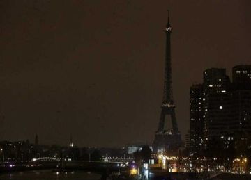 برج إيفل يطفأ أنواره بعد وفاة البابا فرانسيس