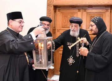 لتتبارك به الكنائس القبطية.. البابا تواضروس يتسلم النور المقدس