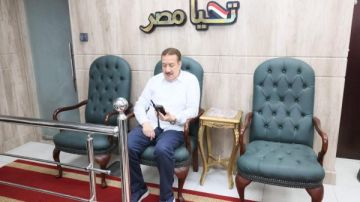 لصق استيكرات بالتعريفة الجديدة على الزجاج الأمامي والخلفي لميكروباصات المنوفية