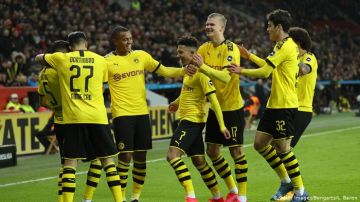 بوروسيا دورتموند يعلن غياب مدافعه عن مواجهة برشلونة بدوري الأبطال