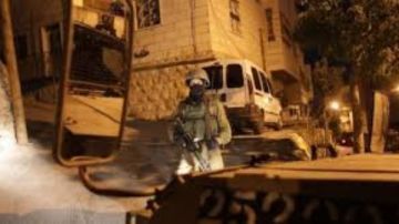 وسط تصدي من المقاومة.. اقتحامات واعتقالات وتفجير بالضفة