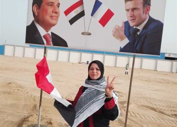 تزامنا مع زيارة السيسي وماكرون.. تجارة أعلام مصر وشال فلسطين تنتعش في العريش تزامنا مع زيارة السيسي وماكرون.. تجارة أعلام مصر وشال فلسطين تنتعش في العريش