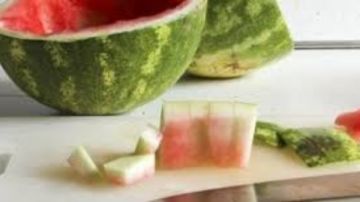 مش هترميها تاني.. 4 فوائد لفرك قشر البطيخ على وجهك طريقة الاستخدام