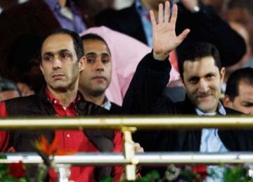  صورة نضيفة .. ظهور مفاجئ لـ علاء وجمال مبارك مع نجم الزمالك السابق في نهائي أبطال أوروبا