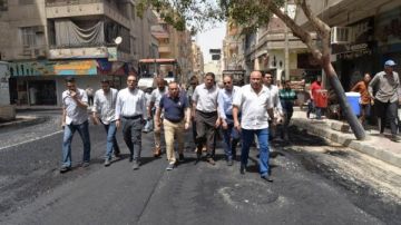 محافظ أسيوط يتفقد رصف شارع 26 يوليو وتفرعاته بتكلفة 7.5 مليون جنيه