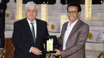 وزير التعليم العالي يكرم سامح حسين ويشيد بـ قطايف