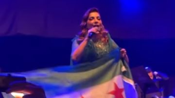 أصالة نصري ترفع العلم السوري في حفل ألمانيا