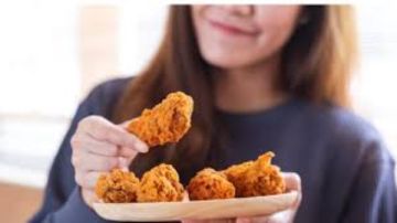 تحذير طبي من مخاطر جلد الدجاج.. يسبب تأثيرات صحية خطيرة