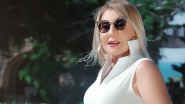 بفستان قصير .. نادية الجندي تخطف أنظار جمهورها بإطلالة شبابية