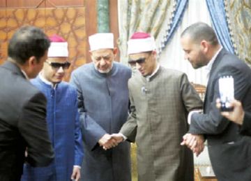 شيخ الأزهر لـ القارئ الكفيف : عايزك تبقى طه حسين الثاني 