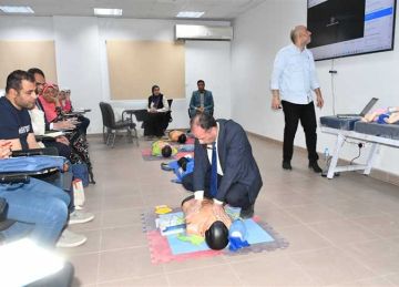 الصحة تنظم ورشة عمل لأعضاء بعثة الحج الطبية لتدريبهم على إجراءات مكافحة العدوى وبرنامج إنعاش القلب الرئوي الصحة تنظم ورشة عمل لأعضاء بعثة الحج الطبية لتدريبهم على إجراءات مكافحة العدوى وبرنامج إنعاش القلب الرئوي