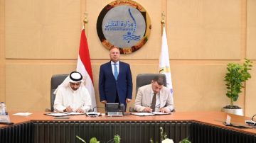 النقل توقع عقدا لتشغيل 100 سيارة ركاب كهربائية في القاهرة والجيزة