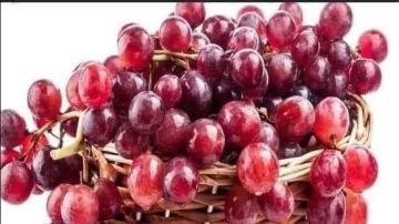 تحسين صحة العين والدماغ.. ماذا يحدث عند تناول العنب الأحمر قبل النوم؟