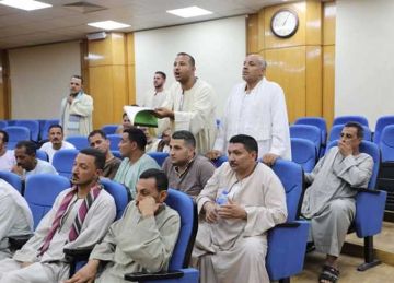 استمع لمطالب تجار سوق ماقوسة.. محافظ المنيا يعلن دعمه لبيئة تجارية منظمة وآمنة