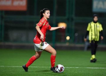 الأهلي يواجه مسار في بطولة دوري الكرة النسائية الأهلي يواجه مسار في بطولة دوري الكرة النسائية