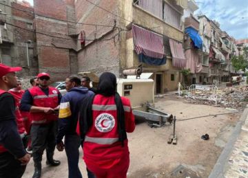 الهلال الأحمر ينقذ 34 شخصا عالقين بسياراتهم جراء عواصف الإسكندرية