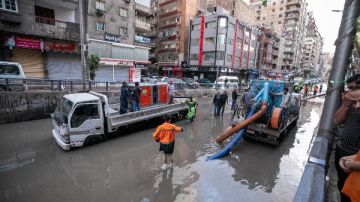 بعد ليلة عاصفة.. تواصل الجهود لسحب تجمعات مياه الأمطار بالإسكندرية